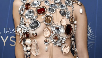 女星走红毯身上只穿珠宝?这届艾美奖的主题果然是大胆