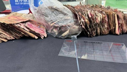 耐心兑换残损币,温情服务暖人心