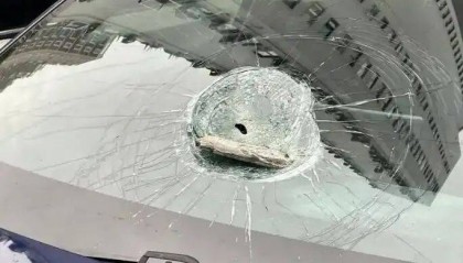 小区32楼外墙瓷砖脱落砸9车致凹陷,居民反映情况,物业回应将交由保险公司核定处理