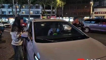 手机丢网约车上，南京特警灵机一动帮游客找回