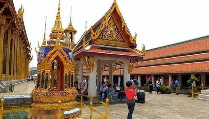 给泰国姑娘300元人民币,然后她给你的服务,只怕你玩到走不了