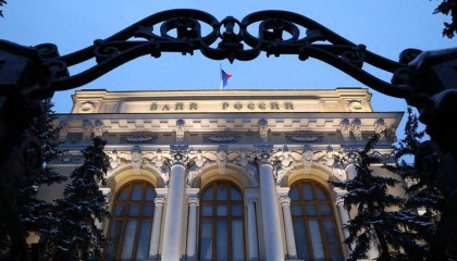 对美反制开始,俄确定首要任务,顶着30国压力,人民币帮普京大忙