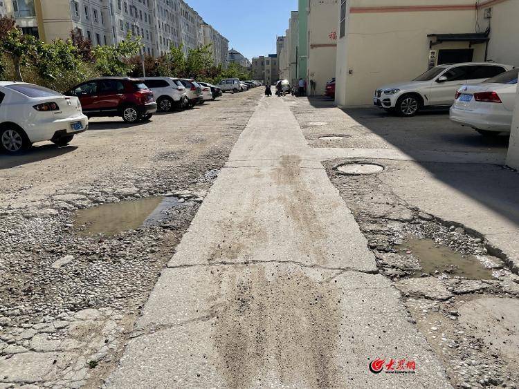 大众网快快帮 | 小区道路坑洼遍地居民苦不堪言 物业推脱“管不了”