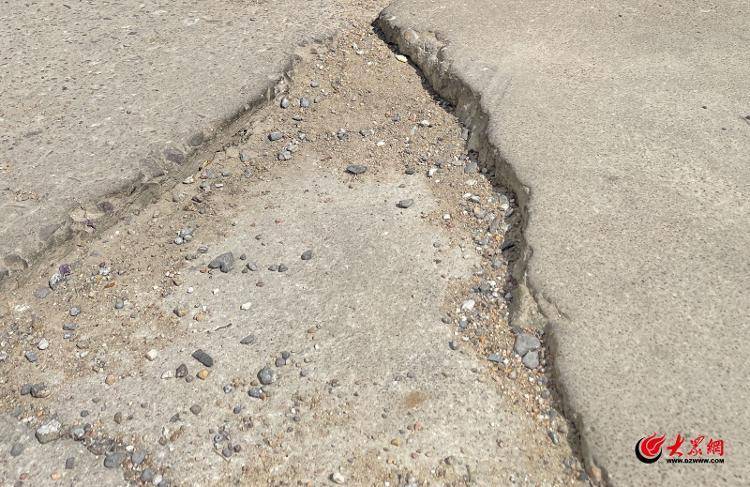 大众网快快帮 | 小区道路坑洼遍地居民苦不堪言 物业推脱“管不了”