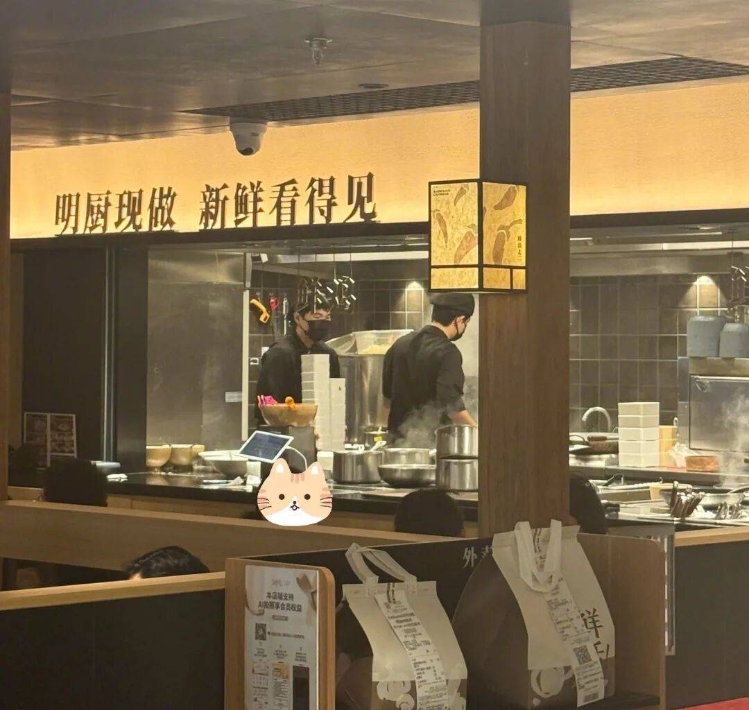 7分钟上齐3道菜，太二酸菜鱼“活鱼现做”遭质疑！客服：只有“鲜活门店”是活鱼现杀