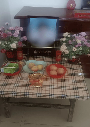 监控曝光!山西一男子因前女友拒复合持刀闯入家中,女子哥哥在家门口遇害,案件近日将开庭